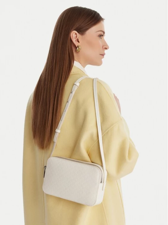 Obrázek produktu Calvin Klein Kabelka Emblem Aop Elongated Camera Bag LV04F3268G Écru