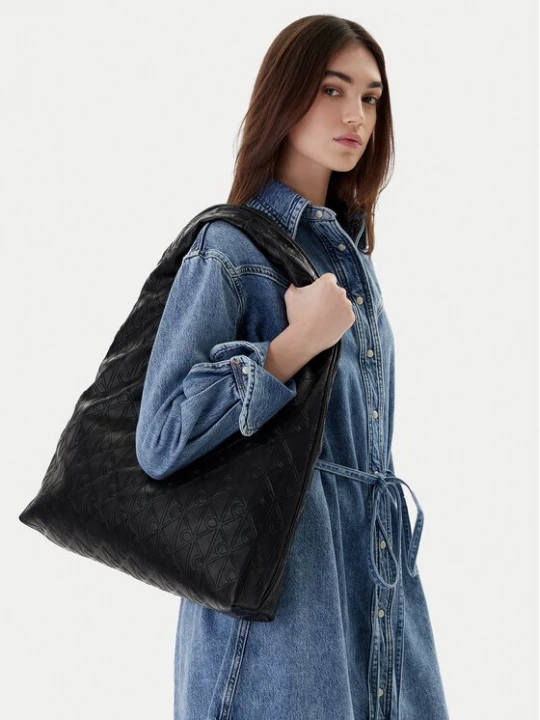 Obrázek produktu Calvin Klein Kabelka Emblem Aop Puffer Lg Shoulder Ba LV04F3199G Černá