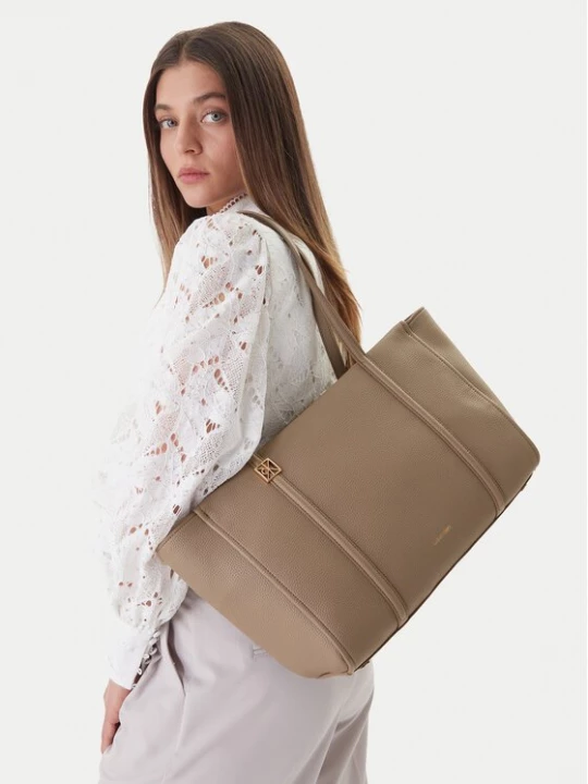 Obrázek produktu Calvin Klein Kabelka Emblem Hw Pebble Tote LV04F3424G Béžová