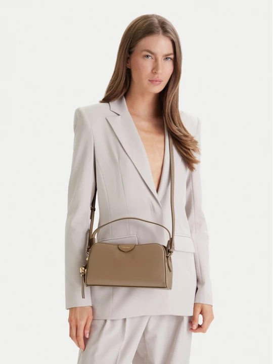 Obrázek produktu Calvin Klein Kabelka Emblem Trio Top Handle Camera Ba LV04F3370G Béžová