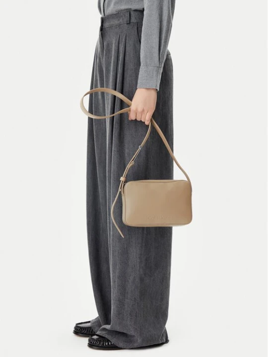 Obrázek produktu Calvin Klein Kabelka Embossed Logo Camera Bag K60K612555 Tmavě béžová