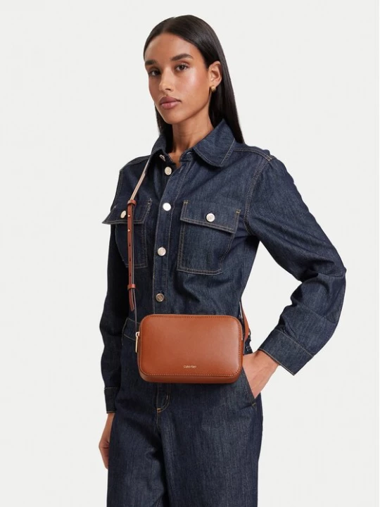 Obrázek produktu Calvin Klein Kabelka Foil Logo Elongated Camera Bag LV04F3276G Hnědá