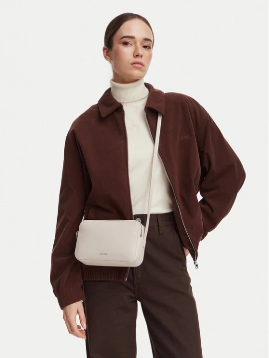 Obrázek produktu Calvin Klein Kabelka Foil Logo Elongated Camera Bag LV04F3276G Krémová
