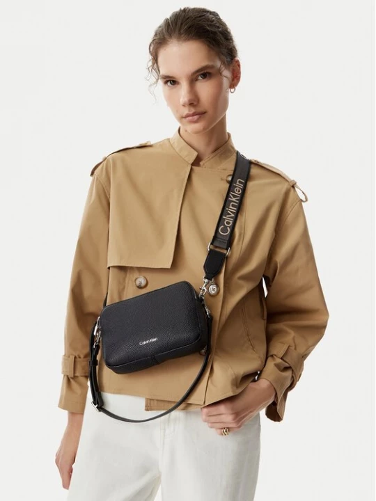 Obrázek produktu Calvin Klein Kabelka Webbing 2X Strap Camera Bag LV04F3656G Černá