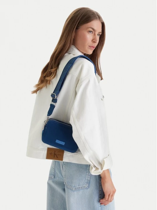 Obrázek produktu Calvin Klein Kabelka Webbing Strap Canvas Camera Bag LV04F3385G Modrá
