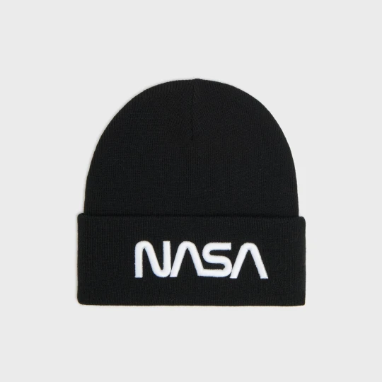Obrázek produktu Cropp - Černá beanie s nášivkou NASA - černý