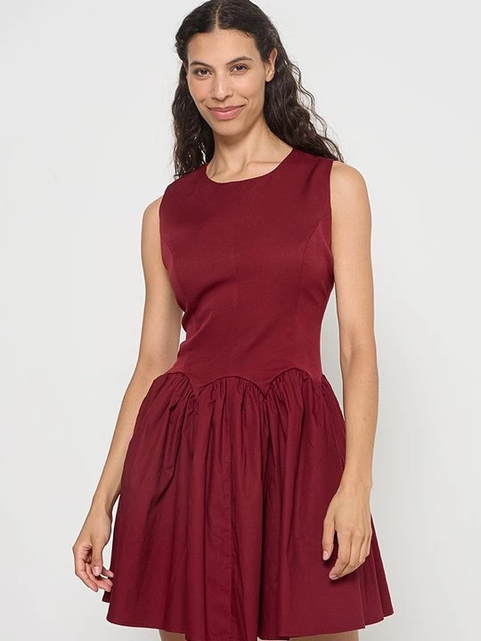 Obrázek produktu Denní šaty Never Fully Dressed tmavě červená