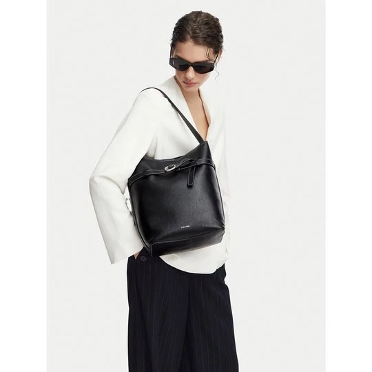 Obrázek produktu Kabelka Calvin Klein Buckle Medium Bucket LV04F3551G Černá