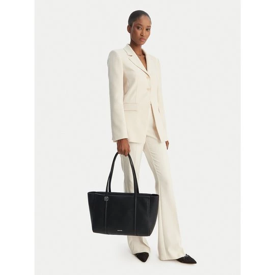 Obrázek produktu Kabelka Calvin Klein Emblem Hw Pebble Tote LV04F3424G Černá