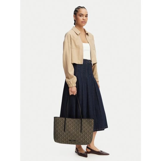 Obrázek produktu Kabelka Calvin Klein Emblem Trio Pebble Shoulder Bag LV04F3750G Hnědá