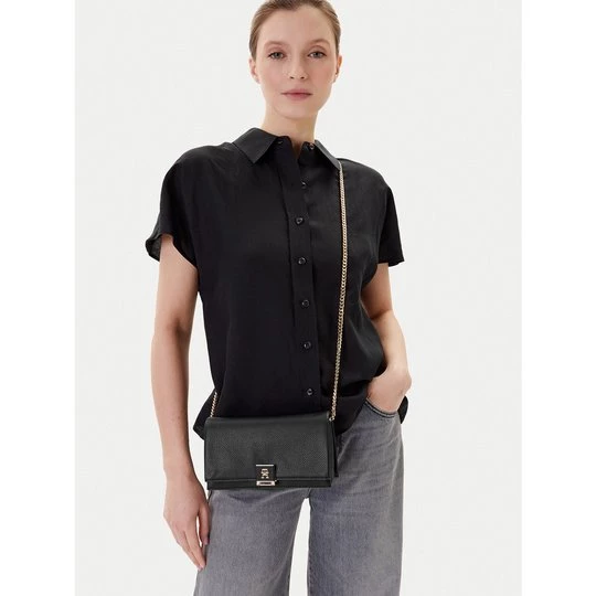 Obrázek produktu Kabelka Tommy Hilfiger Th Her Flap W/Chain AW0AW17403 Černá