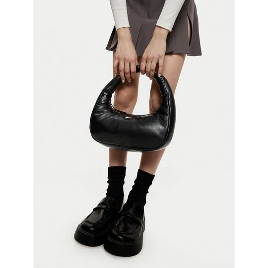 Obrázek produktu Kabelka Tommy Jeans Tjw Pillow Shoulder Bag AW0AW16977 Černá