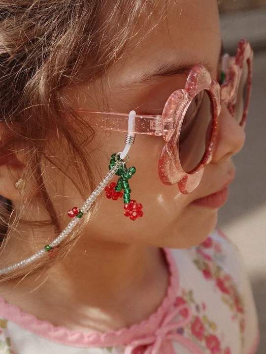 Obrázek produktu Konges Sløjd Řetízek k dětským slunečním brýlým Konges Sløjd SUNGLASSES BEAD CHAIN CHERRY vícebarevná