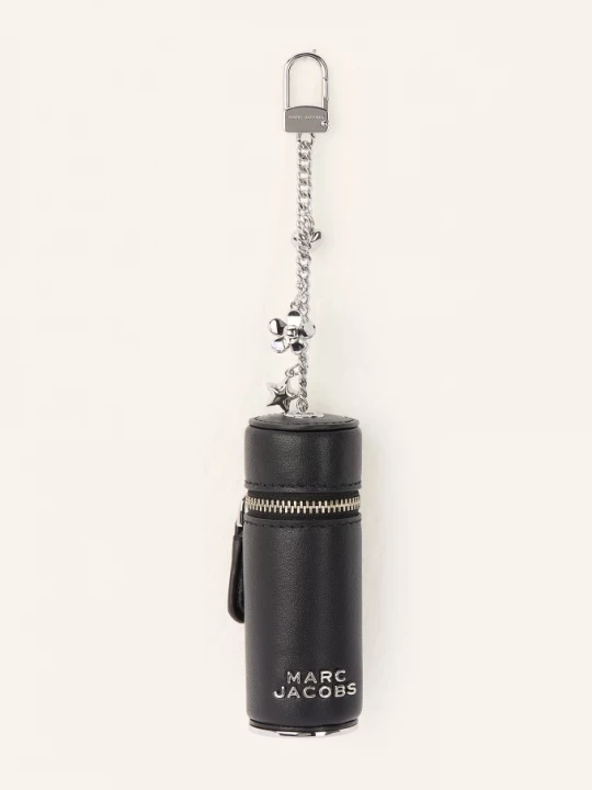 Obrázek produktu Marc Jacobs Přívěsek Na Tašku The Lipstick Case Charm černá / stříbrná
