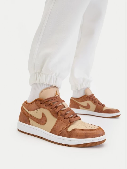 Obrázek produktu Nike Sneakersy Air Jordan 1 Low Se FJ3453 200 Hnědá