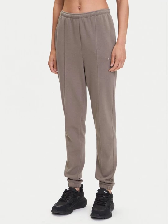 Obrázek produktu Nike Teplákové kalhoty Chill Terry FN2434 Hnědá Regular Fit