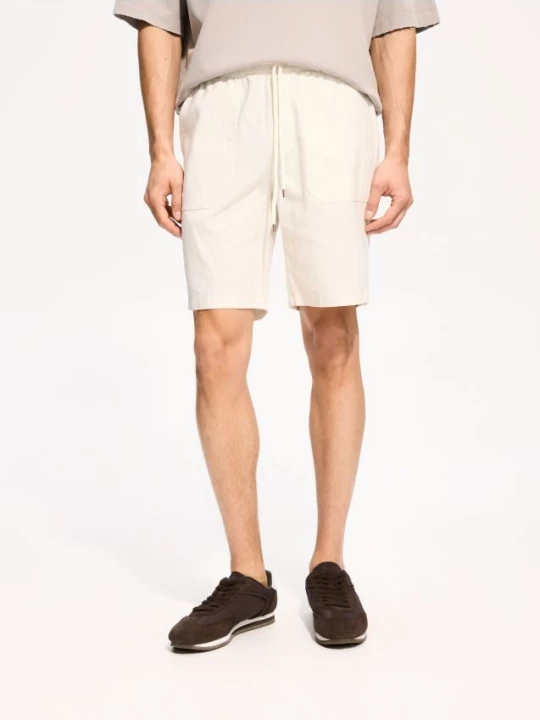 Obrázek produktu Reserved - Regular fit jogger šortky - krémová