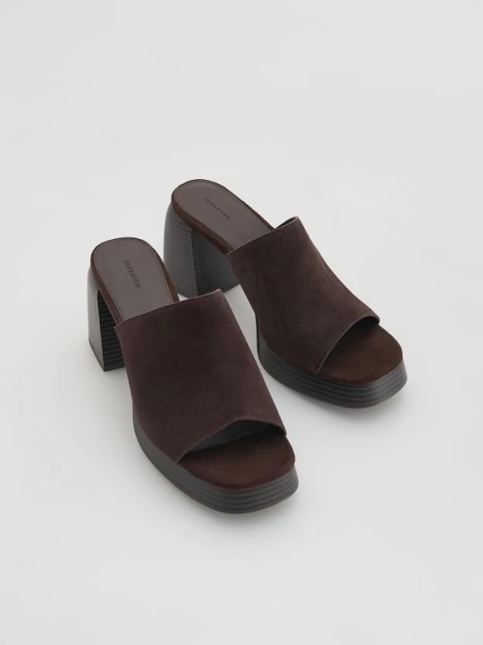 Obrázek produktu Reserved - Semišové boty mules s podpatkem - tmavě hnědá
