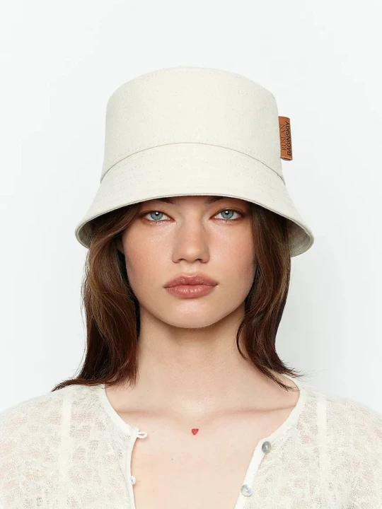 Obrázek produktu RUSLAN BAGINSKIY Bavlněný klobouk Ruslan Baginskiy Ruslan Baginskiy Logo Patch Bucket Hat béžová