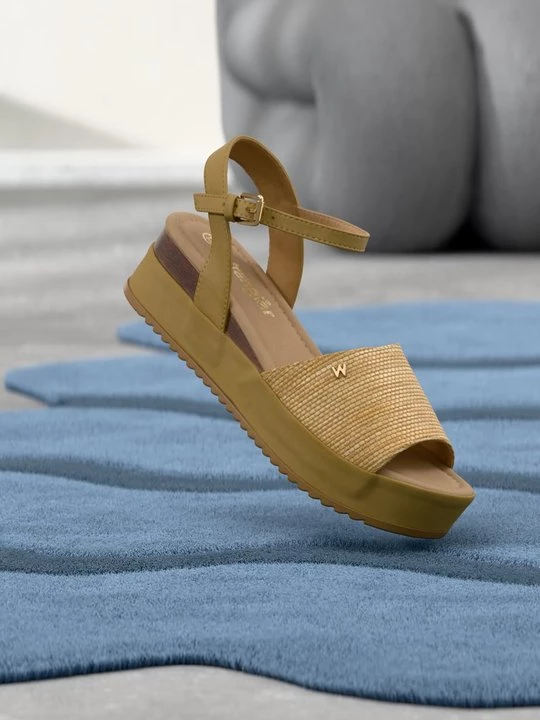 Obrázek produktu Sandály na klínu Wrangler písková