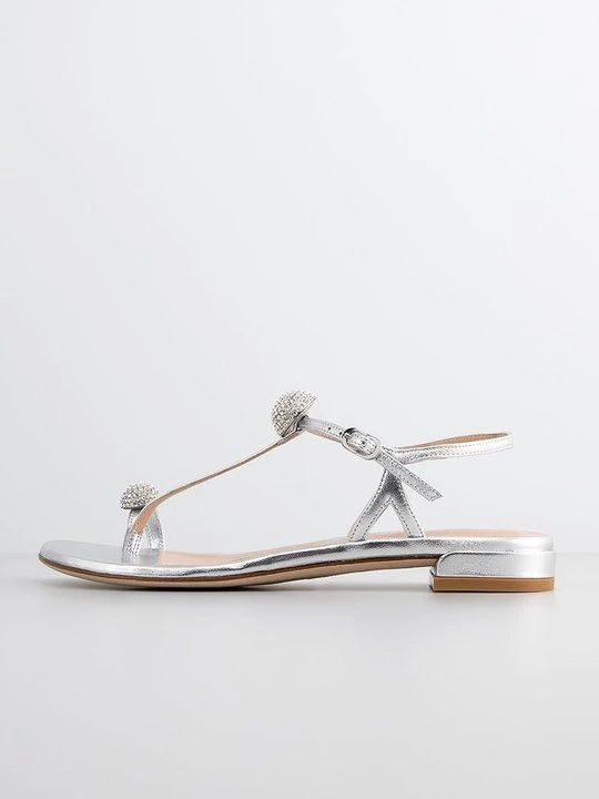 Obrázek produktu Sandály s odděleným palcem Stuart Weitzman stříbrná barva