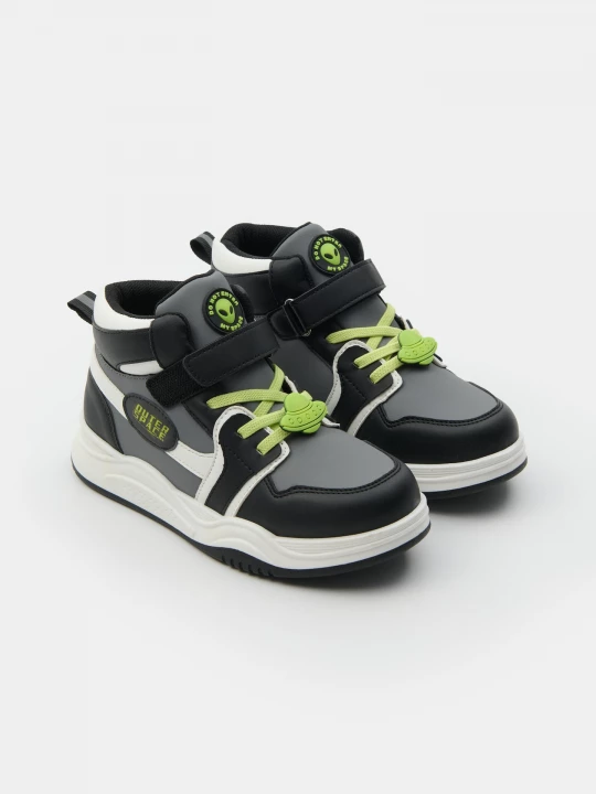 Obrázek produktu Sinsay - Sneakersy z ozdobnymi naszywkami UFO i świecącym w ciemności napisem - wielobarwny