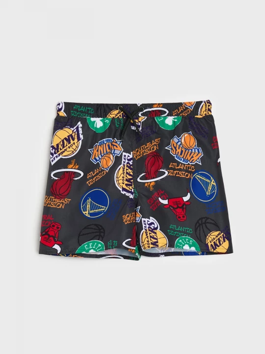 Obrázek produktu Sinsay - Szorty kąpielowe z nadrukiem drużyn NBA - czarny