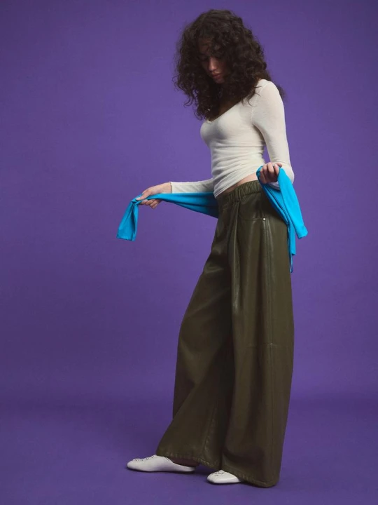 Obrázek produktu Stradivarius Kalhoty Se Záševky V Imitaci Kůže Khaki