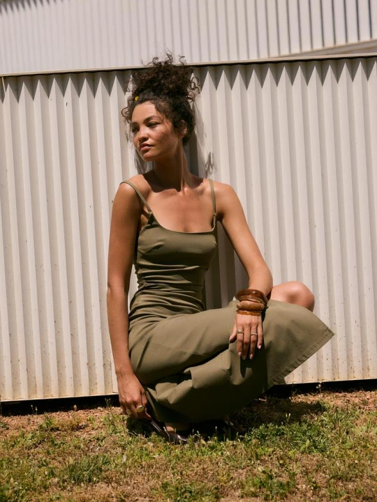 Obrázek produktu Stradivarius Midi Šaty Z Bengalínu Hranatým Výstřihem Khaki