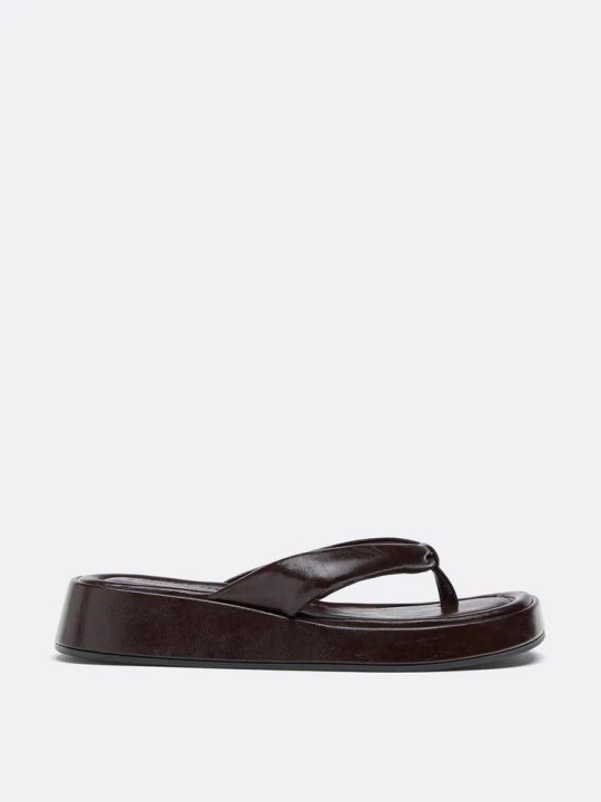 Obrázek produktu Stradivarius Ploché Tanga Sandály Hnědá
