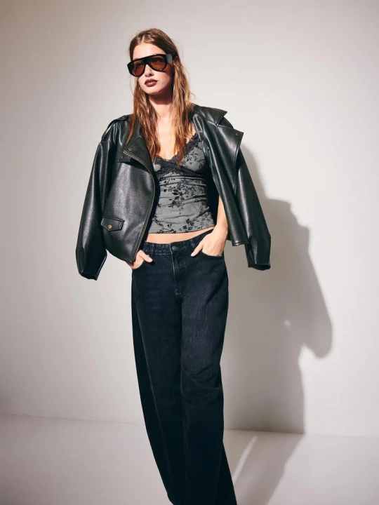 Obrázek produktu Stradivarius Přiléhavý Krajkový Top Vločkováním Dark Grey