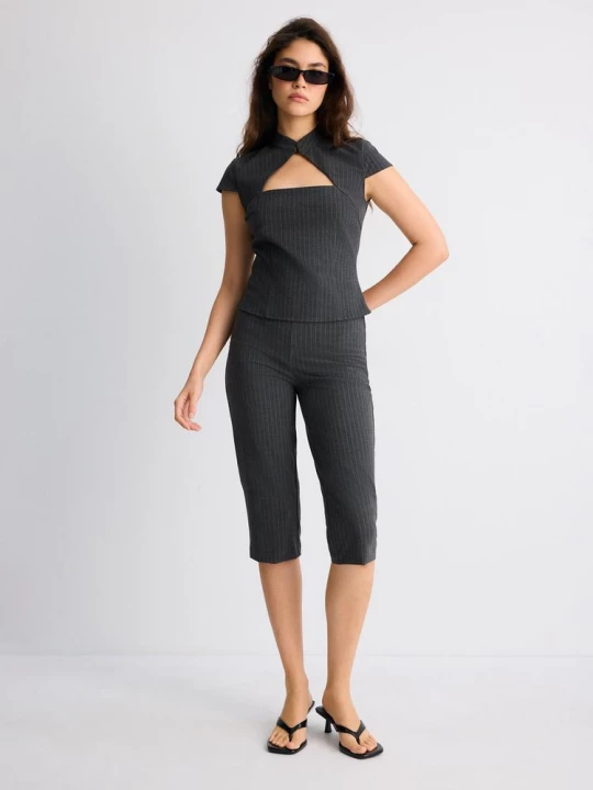 Obrázek produktu Stradivarius Pruhovaná Košile S Krátkým Rukávem A Cut Out Detailem Dark Grey