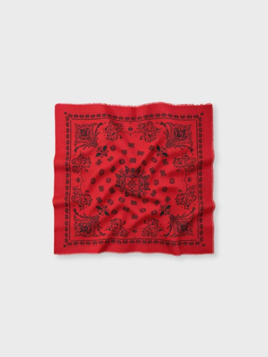 Obrázek produktu Stradivarius Šátek Bandana S Potiskem A Jemným Povrchem Červená