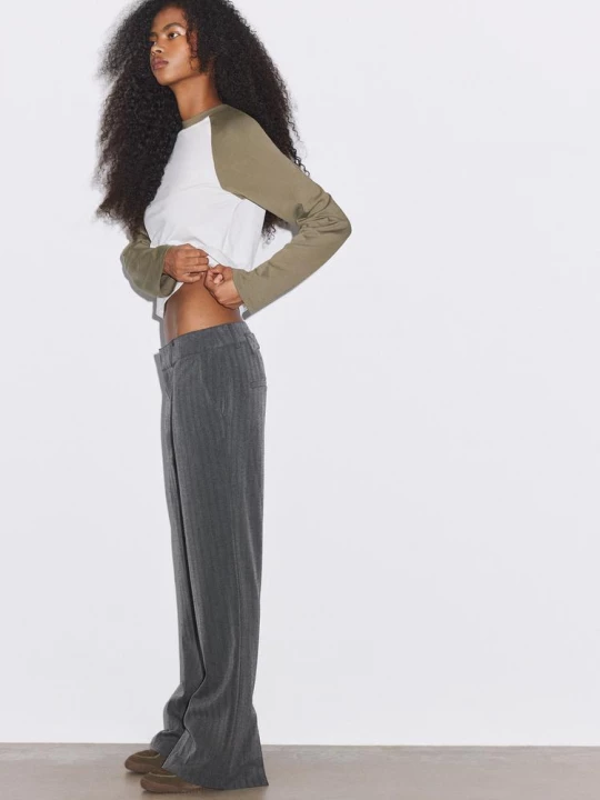 Obrázek produktu Stradivarius Společenské Kalhoty S Detailem Na Zádech A Low Waist Šedá