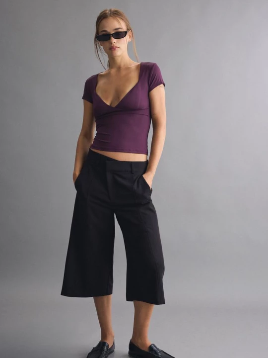 Obrázek produktu Stradivarius Tričko Z Polyamidu S Výstřihem Do V A Mini Rukávy Purple