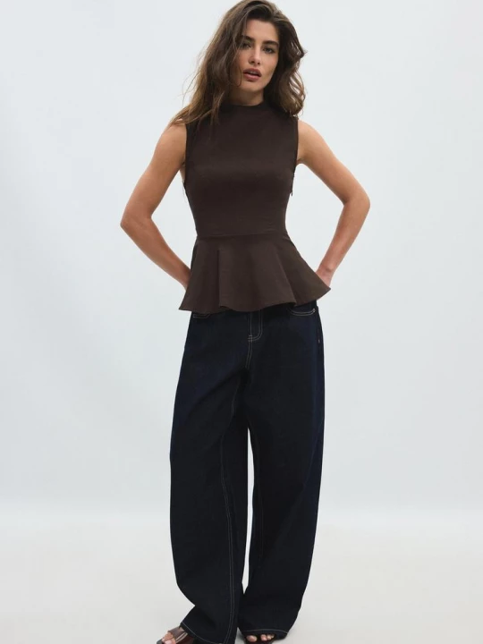 Obrázek produktu Stradivarius Vypasovaný Top S Peplum Volánem A Stojáčkem Brown