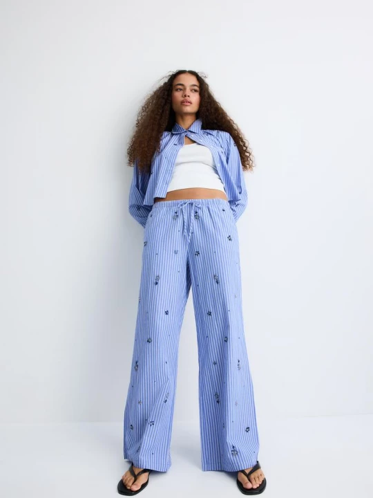 Obrázek produktu Stradivarius Vyšívané Kalhoty Pyžamového Stylu Sky Blue