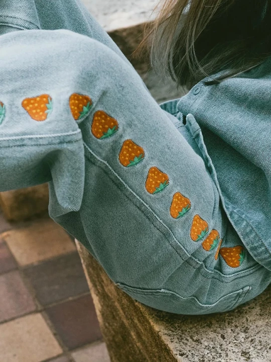 Obrázek produktu Tinycottons Dětské rifle Tinycottons STRAWBERRIES EMBROIDERED JEANS modrá
