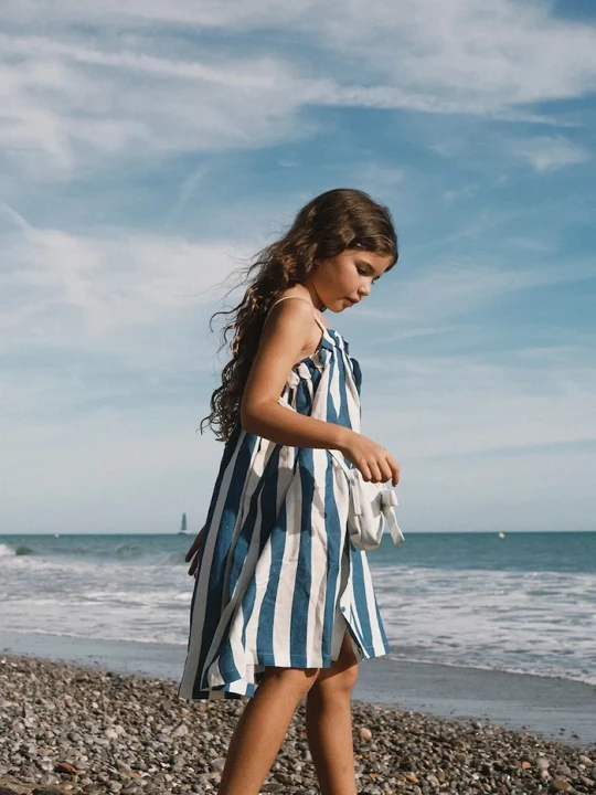 Obrázek produktu Tinycottons Dětské šaty s přídavkem lnu Tinycottons LIGHT NAVY STRIPES DRESS modrá