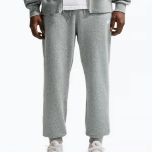 Obrázek produktu Pánské kalhoty Nike Club French Terry Joggers dark grey heather / light smoke grey / white