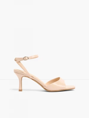 Obrázek produktu Páskové sandálky na podpatku, lakovaný vzhled BonPrix