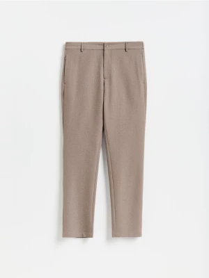 Obrázek produktu Reserved - Jednobarevné kalhoty chino slim - pudrově hnědá
