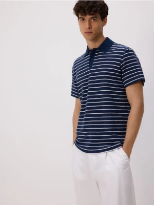 Obrázek produktu Reserved - Pruhované polo tričko comfort - tmavomodrá