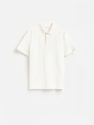 Obrázek produktu Reserved - Strukturované polo regular fit - krémová