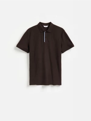 Obrázek produktu Reserved - Strukturované polo regular fit - tmavě hnědá
