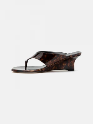 Obrázek produktu Sandály s odděleným palcem Stuart Weitzman hnědá