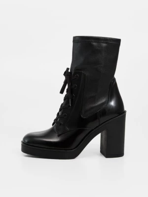 Obrázek produktu Šněrovací kotníkové boty Stuart Weitzman