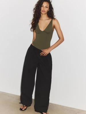 Obrázek produktu Stradivarius Body Na Ramínka S Výstřihem Do V Khaki