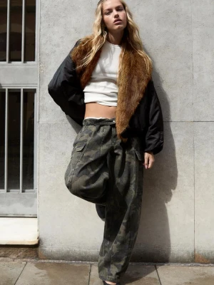 Obrázek produktu Stradivarius Bunda Bomber Detailem Umělá Kožešina A Klopou Černá