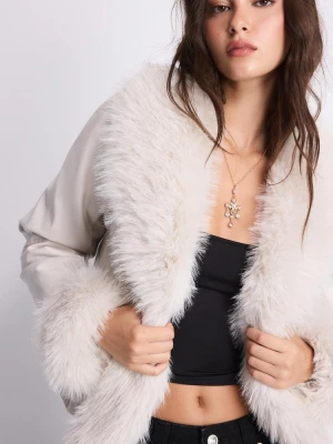 Obrázek produktu Stradivarius Bunda S Límcem Z Materiálu Umělá Kožešina Vanilková